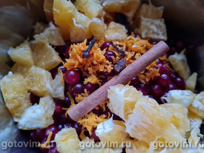 Глінтвейн із червоного вина з журавлиною та яблуками