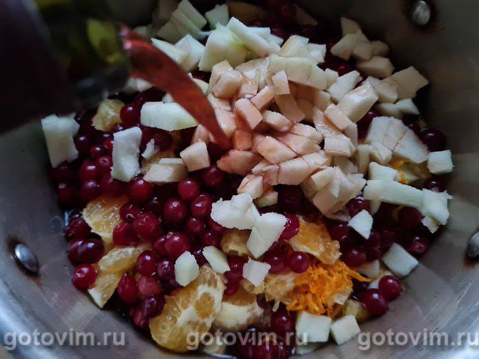 Глінтвейн із червоного вина з журавлиною та яблуками