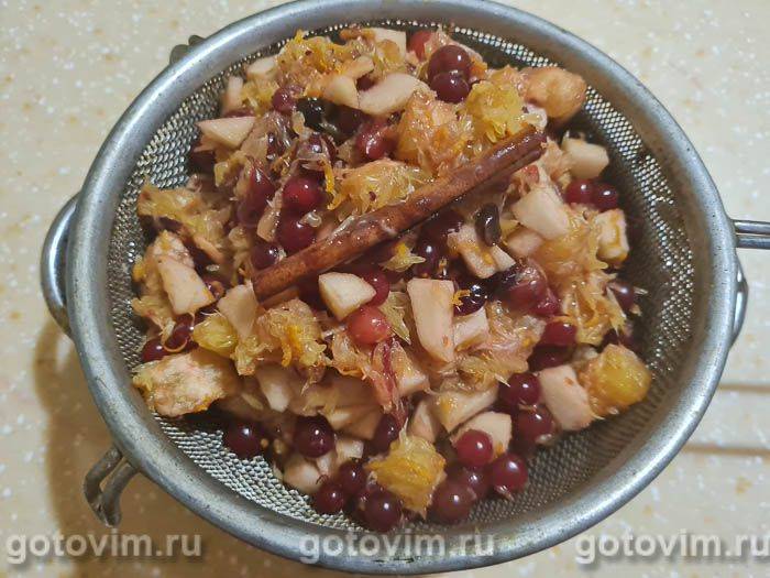 Глінтвейн із червоного вина з журавлиною та яблуками