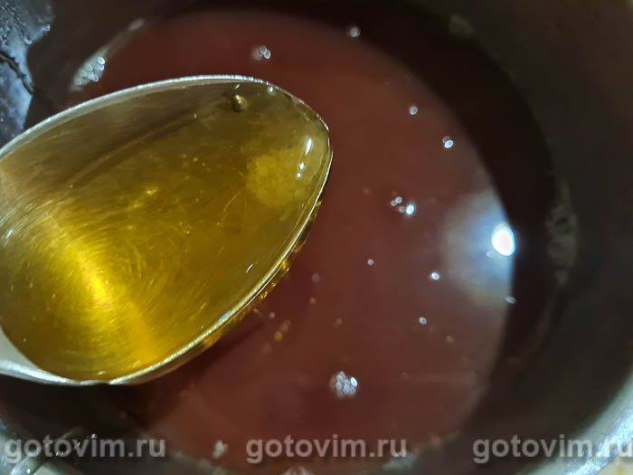 Глінтвейн із червоного вина з журавлиною та яблуками