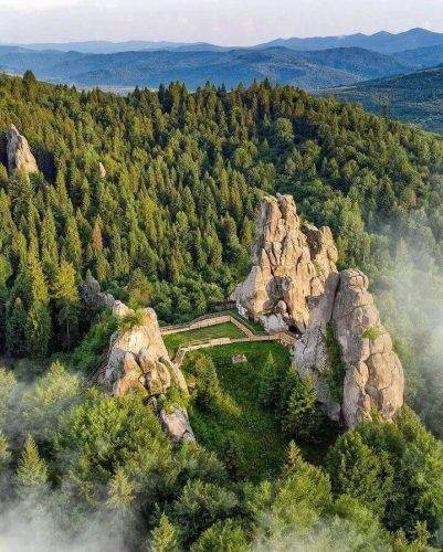 Кам'яні легенди Карпат – де шукати скелі Довбуша