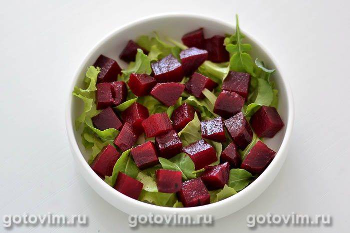 Салат із буряком, сиром фета та волоськими горіхами