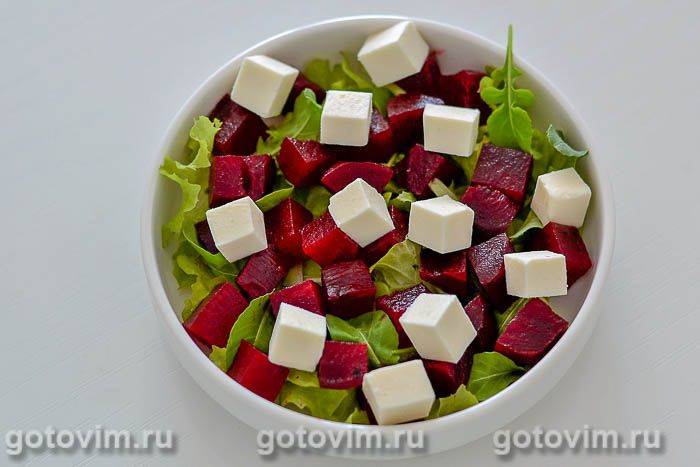 Салат із буряком, сиром фета та волоськими горіхами