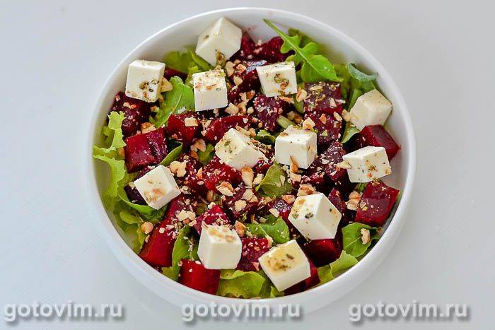 Салат із буряком, сиром фета та волоськими горіхами